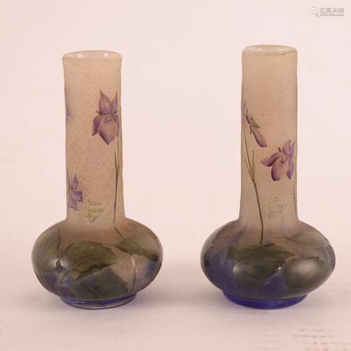 PAIRE DE VASES DAUM NANCY <br />
Verre multicouches au décor...