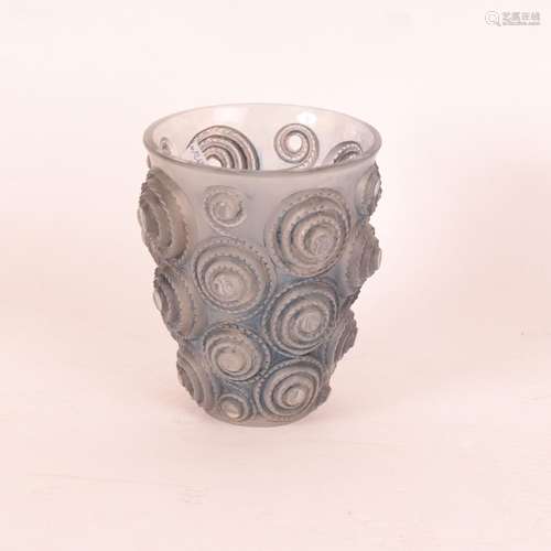 VASE AUX SPIRALES de René LALIQUE (1860-1925)<br />
Verre mo...