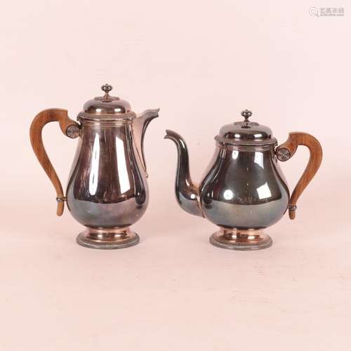 CAFETIÈRE ET THÉIÈRE CHRISTOFLE<br />
Métal argenté et manch...