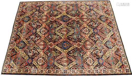 TAPIS ORIENT<br />
Motifs d'animaux stylisés et frises géomé...