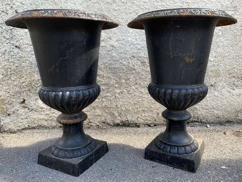 IMPORTANTE PAIRE DE VASES MEDICIS NOIRS<br />
En fonte sur p...