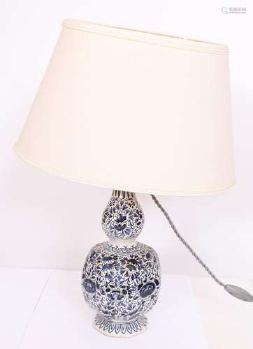 VASE BALUSTRE EN FAÏENCE BLANC-BLEU MONTÉ EN LAMPE<br />
En ...