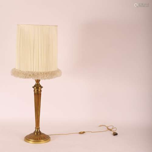 LAMPE DE STYLE LOUIS XVI <br />
Bronze doré<br />
Abat-jour ...