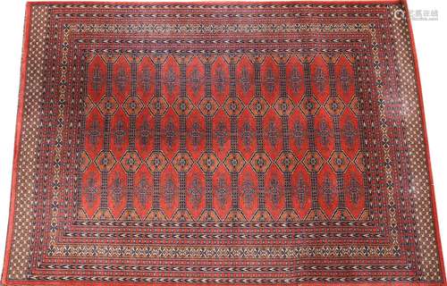 TAPIS À FOND ROUGE AUX MOTIFS GÉOMÉTRIQUES ET FRISES<br />
2...