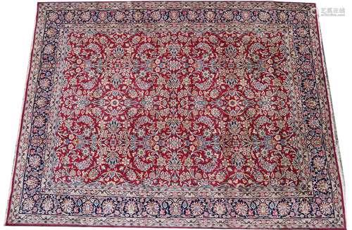 TAPIS ORIENT<br />
Motifs floraux sur fond rouge<br />
Trava...