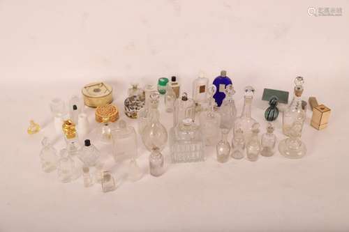 LOT DE 13 FLACONS ET CARAFONS EN VERRE ET CRISTAL<br />
Cont...