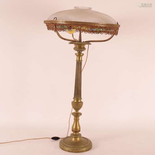 LAMPE à 8 LUMIERES EN BRONZE AU FÛT CANNELÉ Epoque XXe<br />...