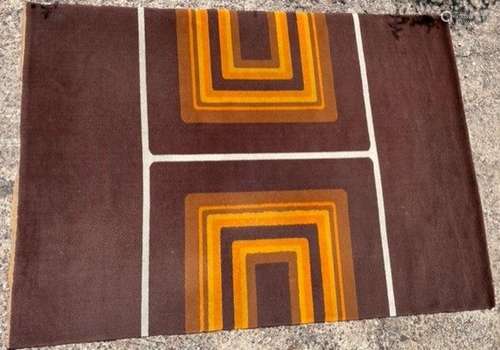 TAPIS ANNÉES 1970<br />
Motifs de lignes dans les tons orang...