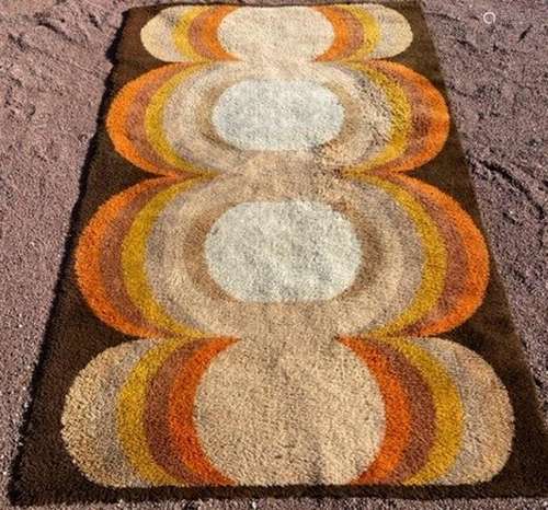 TAPIS "ONDES" ANNÉES 1970<br />
Motifs de lignes r...