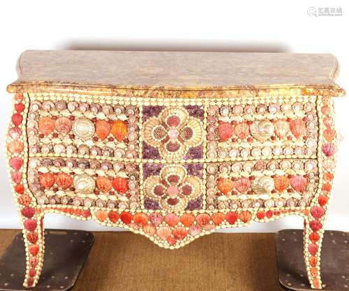 RARE ET IMPRESSIONNANTE COMMODE TOMBEAU AUX COQUILLAGES<br /...