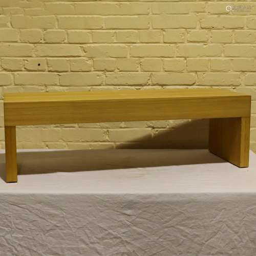 PETITE TABLE BASSE EN BOIS CLAIR<br />
Époque XXe<br />
30