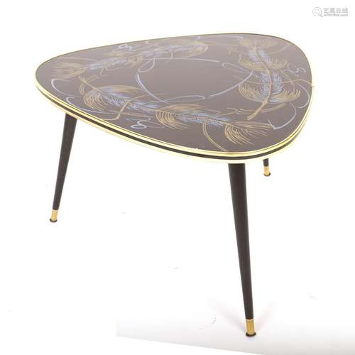 TABLE BASSE "TRIANGLE" TRIPODE<br />
Plateau en ve...