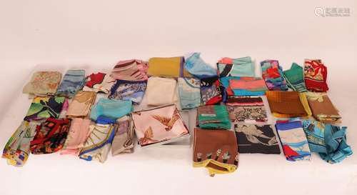 LOT DE 32 FOULARDS<br />
Dont Lancel