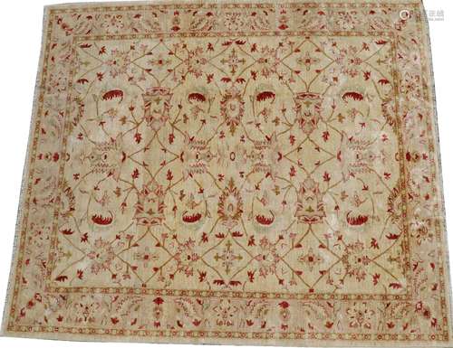 TAPIS ORIENT À FOND BEIGE<br />
Motifs stylisés<br />
295 x ...