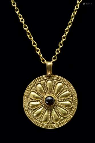 ROMAN GOLD PENDANT WITH CENTRAL CABOCHON