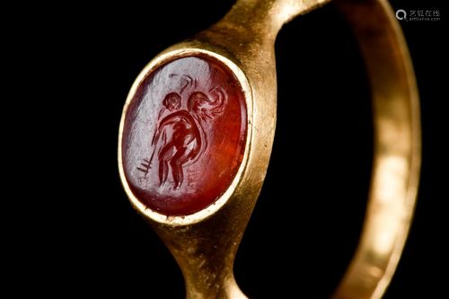 ROMAN GOLD RING WITH CUPID CARNELIAN INTAGLIO