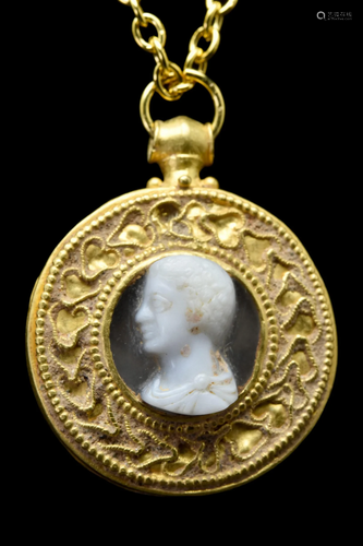 ROMAN GOLD PENDANT WITH SARODNYX NOBLEMAN PORTRAIT