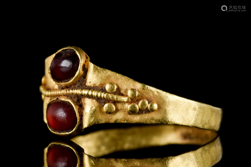 ROMAN GOLD RING WITH TWO CABOCHONS