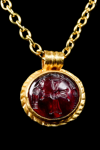 BYZANTINE GOLD PENDANT WITH CROSS ENGRAVED GARNET