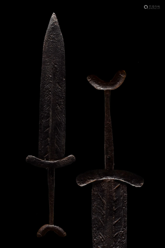 MEDIEVAL IRON DAGGER