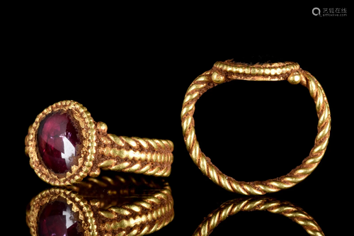 BYZANTINE GOLD RING WITH GARNET