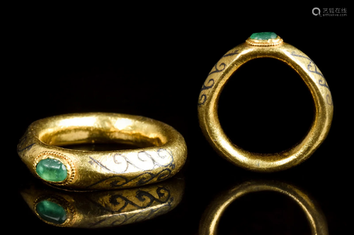 BYZANTINE GOLD RING WITH EMERALD AND NIELLO