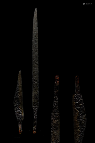 A PAIR OF MEDIEVAL IRON KNIFE BLADES