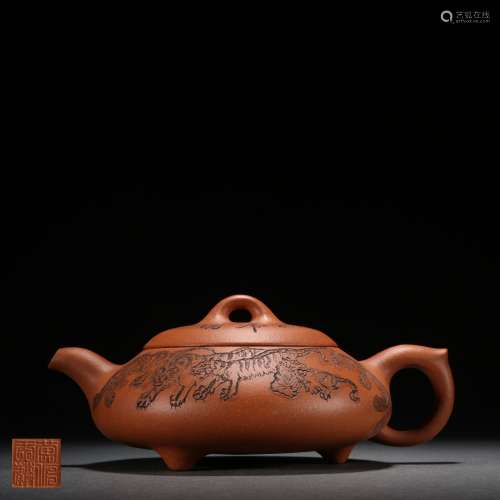 旧藏 紫砂刻八虎图茶壶。