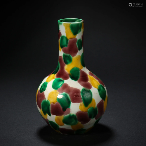 Qing Dynasty,Th ree-colour Drop Glaze Bottl e