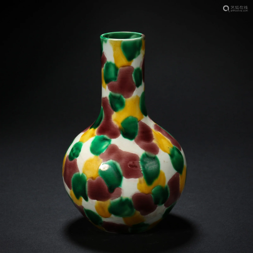 Qing Dynasty,Th ree-colour Drop Glaze Bottl e