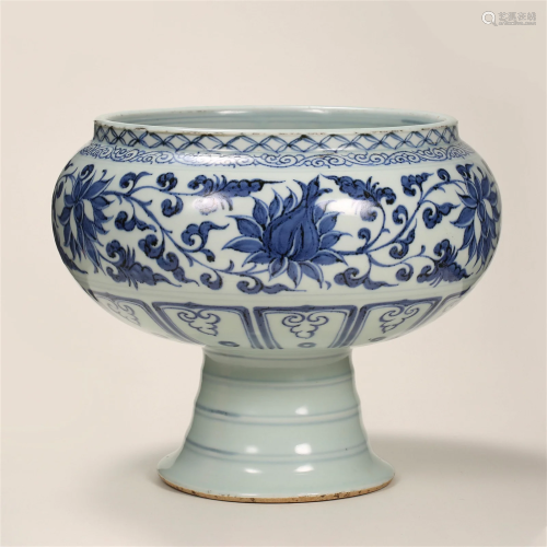 Ming Dynasty, Blue and White Flower Plate