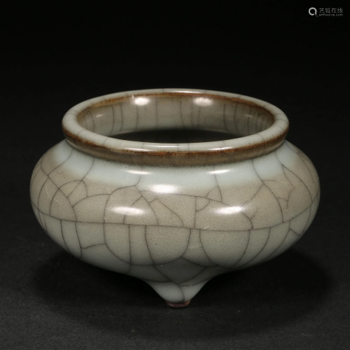 Qing Dynasty,Official Kiln Three-Legged Furnace