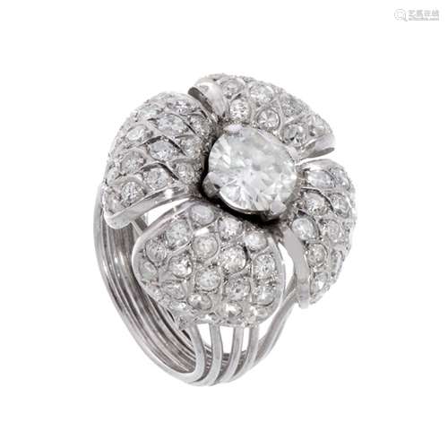 Ring in 18kt white gold and diamonds. Cocktail model with fl...