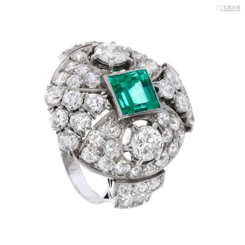 Ring in 18kt white gold. Button model with central square-cu...