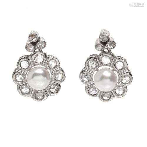 18 kt white gold earrings. with center pearl. Antique cut wi...