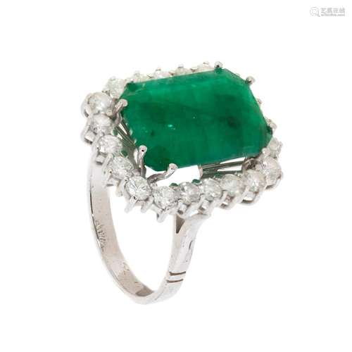 Rosette ring in 18k white gold. With central emerald, emeral...