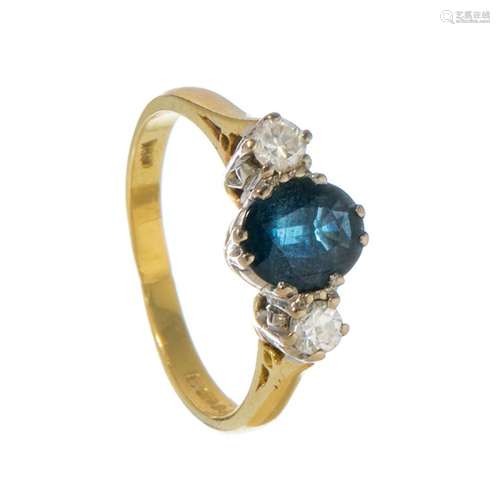 Ring in 18kt yellow gold. Triplet model with claw-set oval-c...