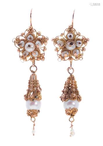 Pair of 18kt yellow gold and pearl earrings. Three-part mode...