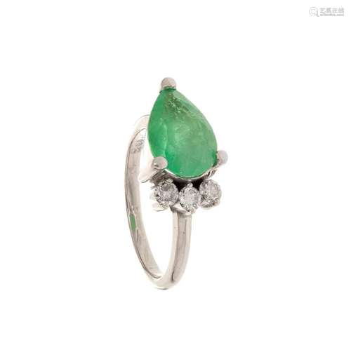 White gold ring with a 2,62 cts knob cut central emerald set...