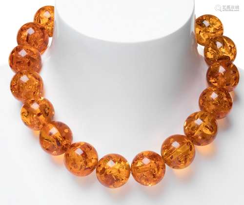 Necklace with a strand of spherical amber beads of 2.4 cm di...