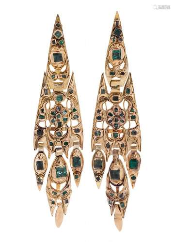 Pair of earrings in yellow gold and emeralds. Arracada"...