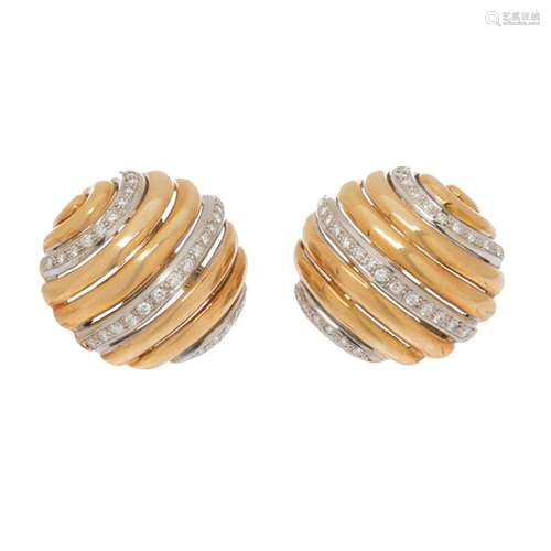 Pair of earrings in 18kt yellow gold. Bombé model with lanes...