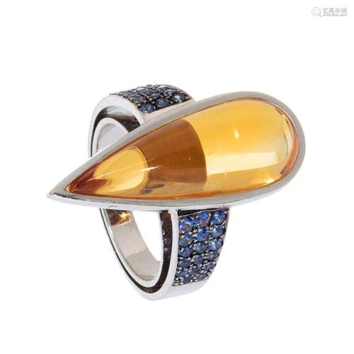 VASARI ring in 18kt white gold. Frontis with citrine, caboch...