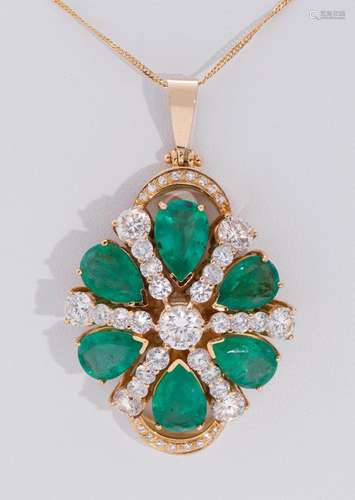 Pendant in 18kt yellow gold with emeralds and diamonds. Flor...