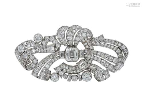 18 kt white gold brooch, Art Deco style, with a central diam...