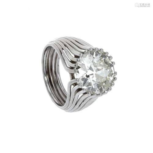 Solitaire ring in 18 kt white gold, with decorative incision...