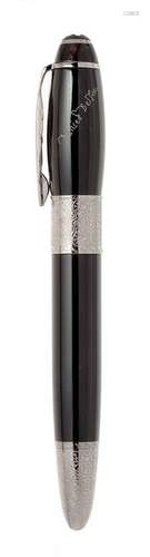 MONTBLANC FOUNTAIN PEN “DANIEL DEFOE WRITERS EDITION”.Body i...