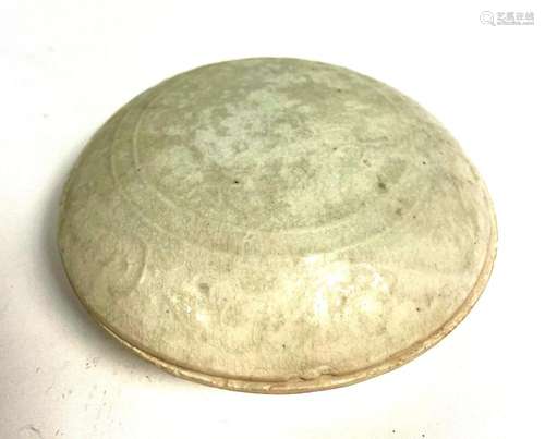 An Antique Chinese Cream Porcelain Circular Lidded Box