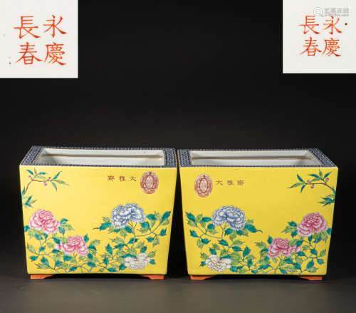 A PAIR OF CHINESE FAMILLE ROSE POTS, QING DYNASTY