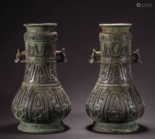 A PAIR OF CHINESE BRONZE VASES